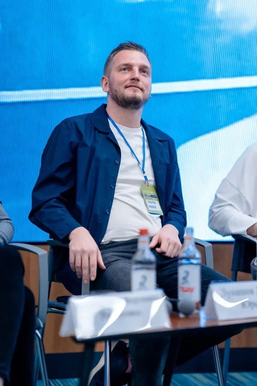 Дмитрий Лукашов на профессиональной дискуссии