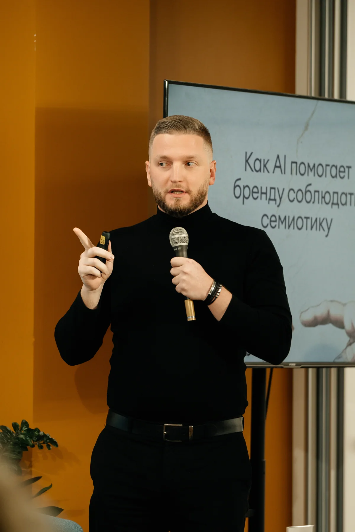 Дмитрий Лукашов на выступлении с микрофоном